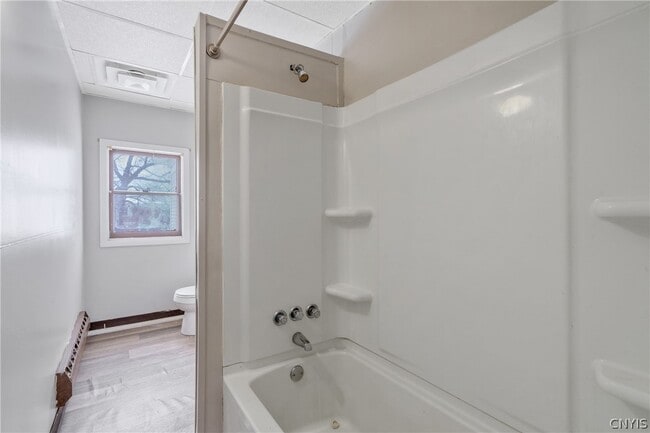 Building Photo - 103 E 7th St