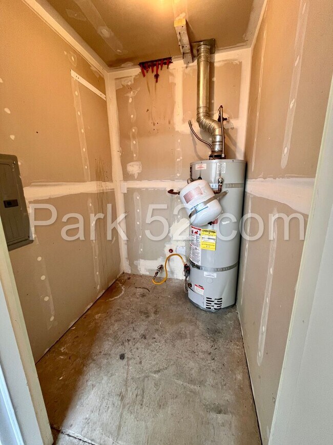 Building Photo - $300 Off First Full Month!  1 Bedroom 1 Bathroom - Ground Floor - Bonney Lake Condo - #C1