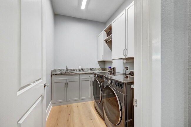 Building Photo - 327 N Turks Cap Trail