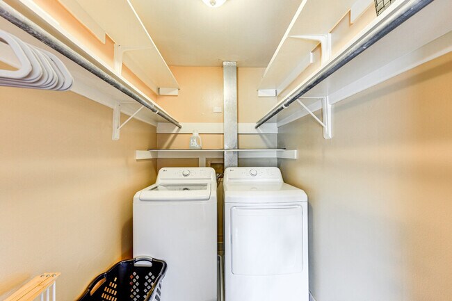 Building Photo - 8702 Village Dr