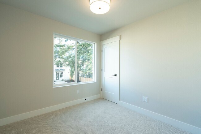 Building Photo - 2 Weeks Free W Approved Application by 08/...