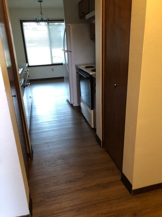Building Photo - 2-Bedroom Condominium in McMinnville