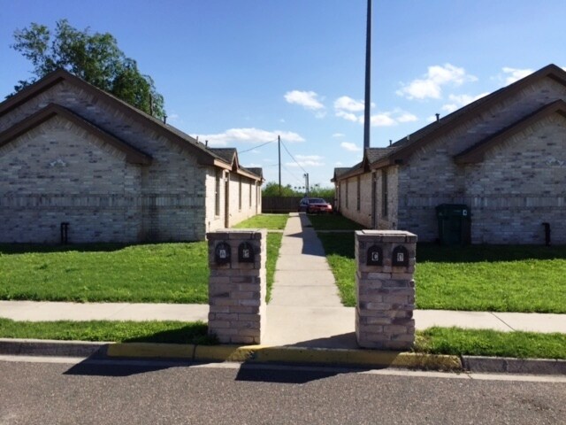 Building Photo - 1606 E Quail St