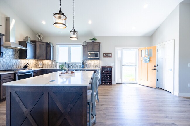 Building Photo - 2428 Sunshine Dr