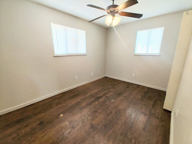 Building Photo - Charming 3 Bedroom Home