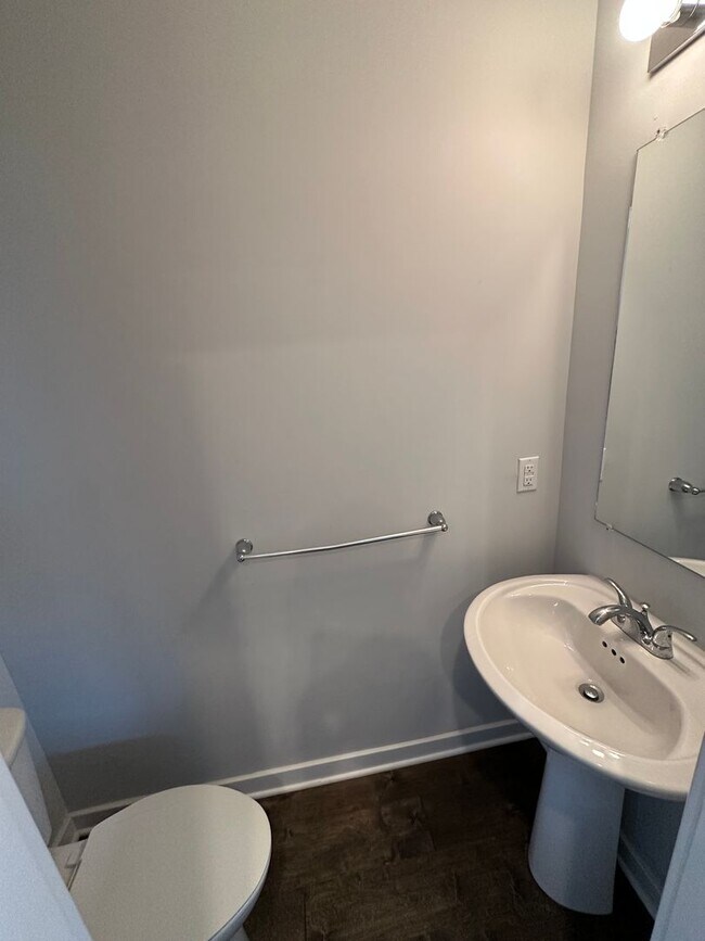Building Photo - Beautifully Renovated 4 Bed/ 3.5 Bath With Rooftop!