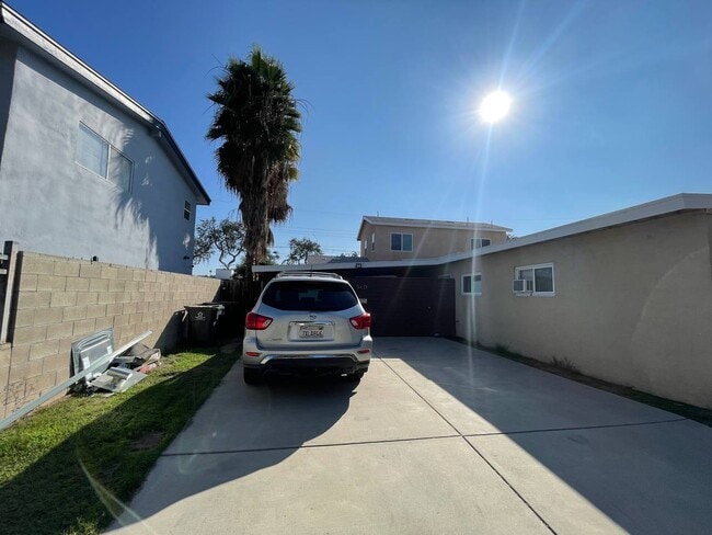 Building Photo - 540 W Elm Ave