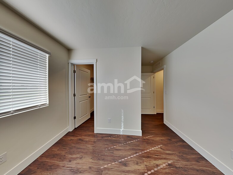 Building Photo - 1423 N Barkvine Ave