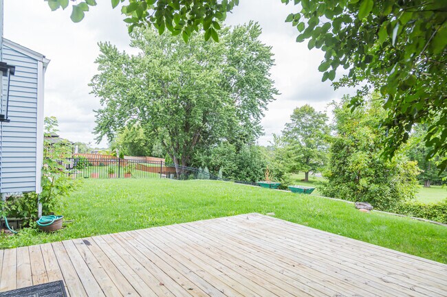 Building Photo - 825 Pheasant Walk Dr