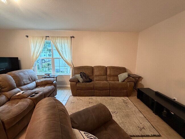 Building Photo - 138 Adams St