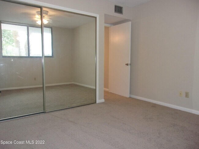 Building Photo - 300 Columbia Dr