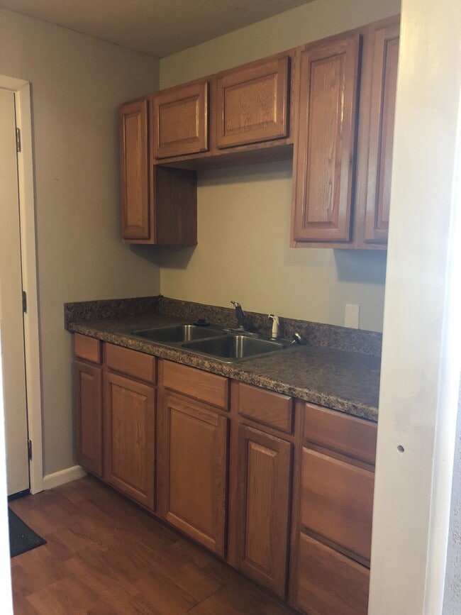 Building Photo - Adorable One bedrom efficiency in SUNSET T...