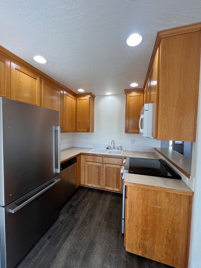 Building Photo - 3 Bedroom 2 Bath Duplex in Springfield on a cul-de-sac