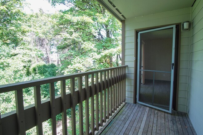 Building Photo - *Holiday Special* Top Floor One Bedroom Near OHSU Ready Early January!