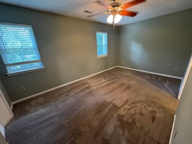 Building Photo - Beautiful 2 Bedroom 1.5 Bath Town Home! Ne...