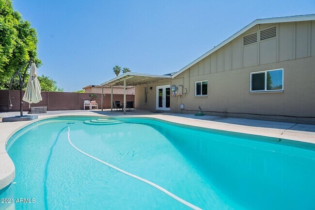 Building Photo - 4 bedroom home with private pool & solar