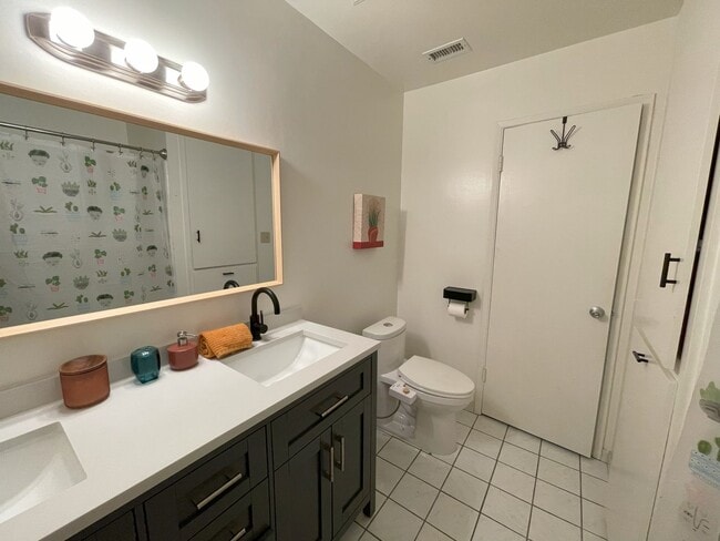 Building Photo - Beautiful single story 3 bedroom w/2 parki...