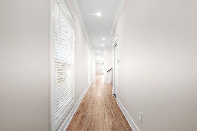 Building Photo - 454 E State St