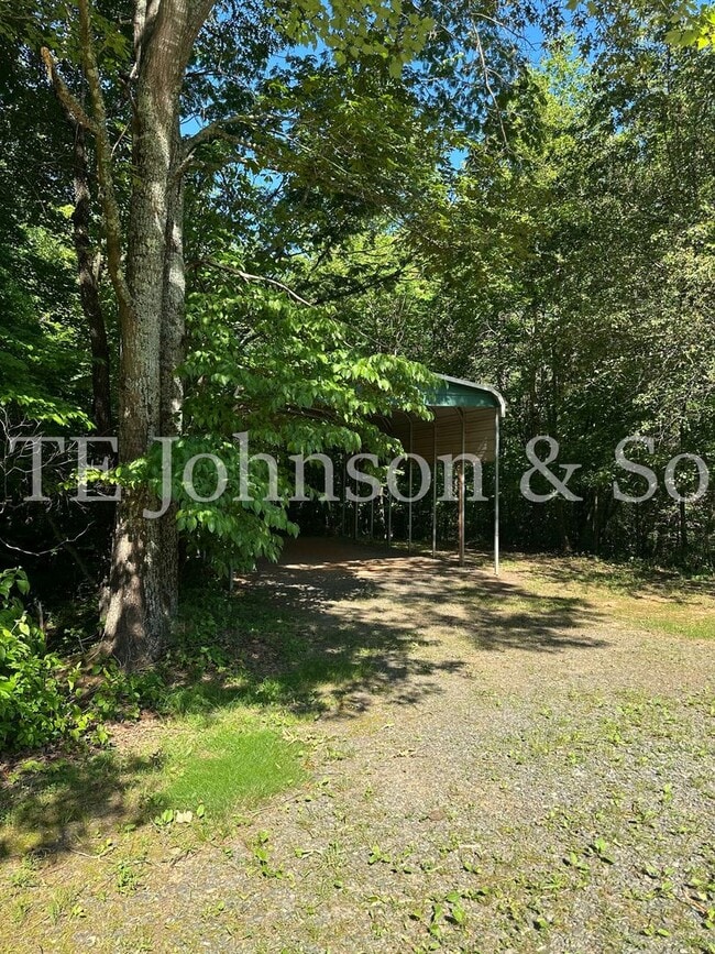 Building Photo - Gorgeous Three Bedroom in Tobaccoville- Mu...