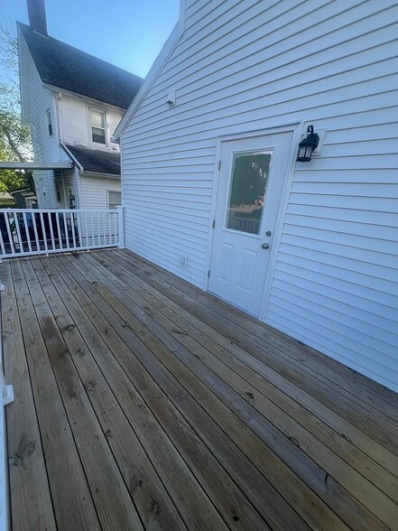 Building Photo - 348 Elm St