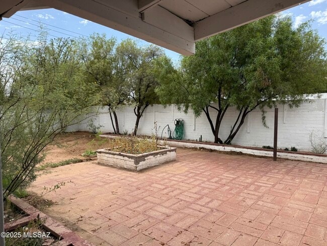 Building Photo - 2856 N Cherry Ave