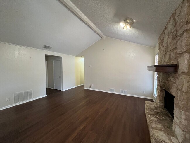 Building Photo - LOVELY 3 BEDROOM 2 BATH HOME IN NORTH EAST...