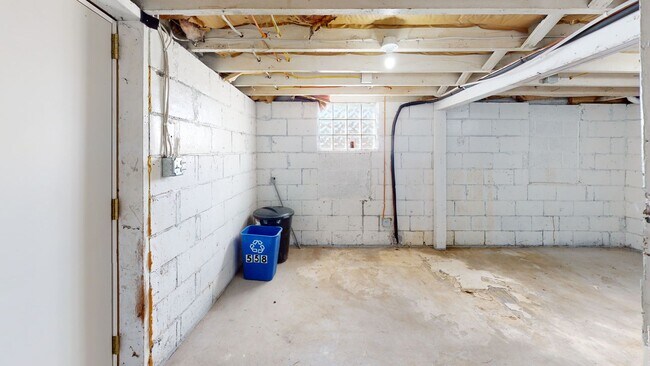 Building Photo - Renovated 2 Bed /1 Bath Single Family Home...