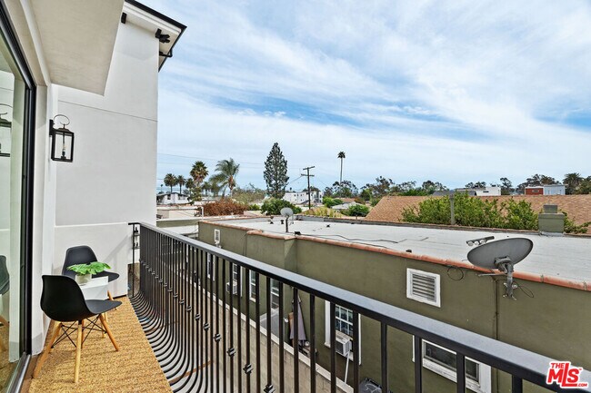 Building Photo - 2324 S Dunsmuir Ave