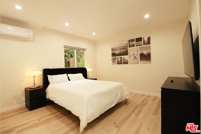 Building Photo - 9042 Phyllis Ave