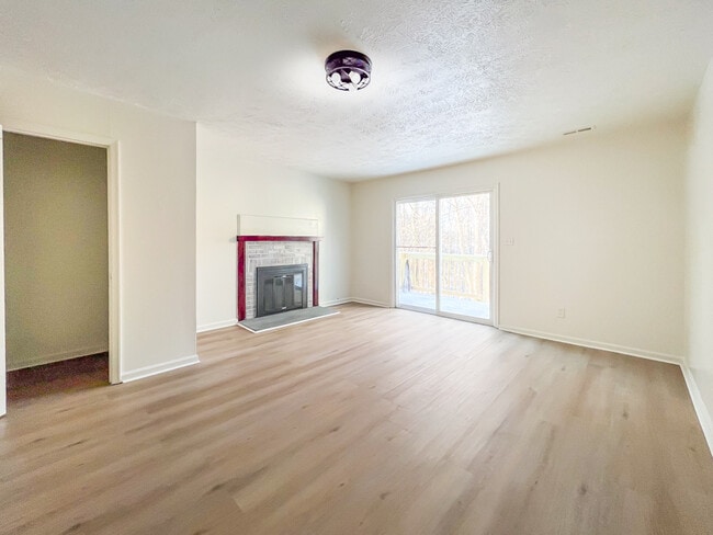 Building Photo - 22 Fox Hill Dr