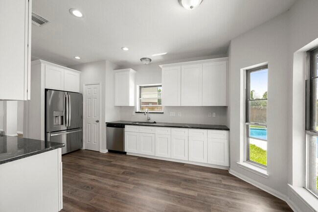 Building Photo - 16518 Elmwood Point Ln