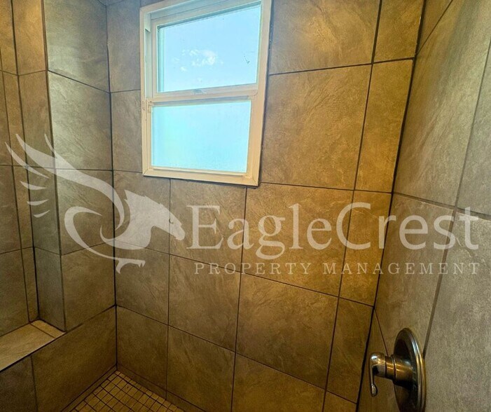 Building Photo - Charming 3BR Home with Spacious Yard & Bonus Living Space! $200.00 OFF 2nd Month Rent!!
