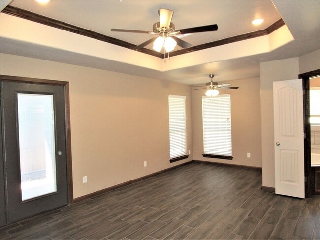 Building Photo - Like New!  3 bedroom 2 bath 2 car garage!