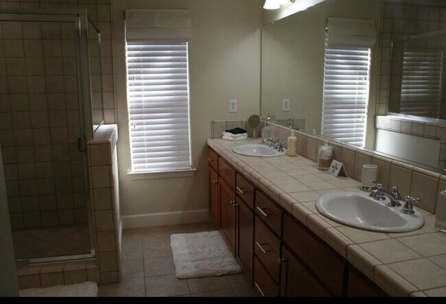 Building Photo - Beautiful 4 Bedroom 3 Bathroom House Atasc...