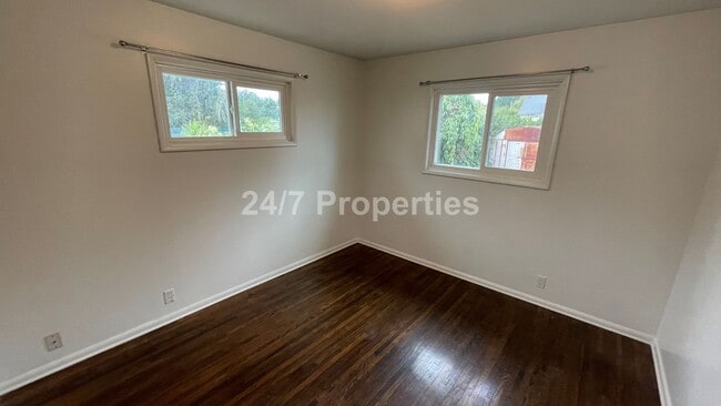 Building Photo - Spacious 4 BD | 2 BA with Backyard - Glads...