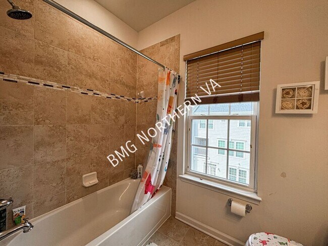 Building Photo - 3190 Yeager Dr