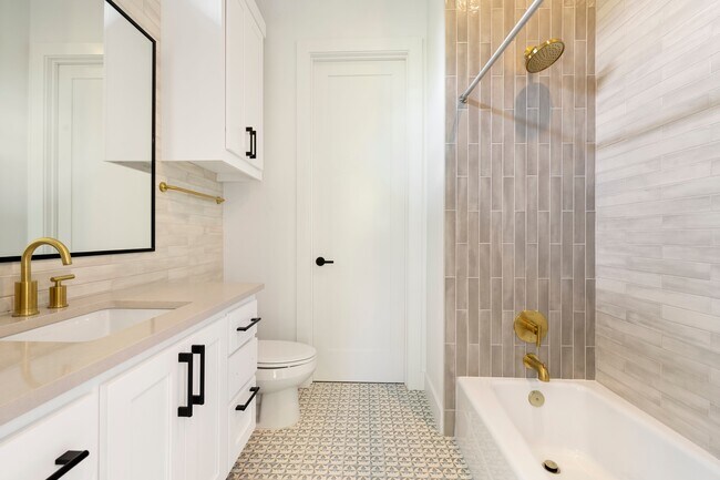 Building Photo - 2504 Bluffview Dr