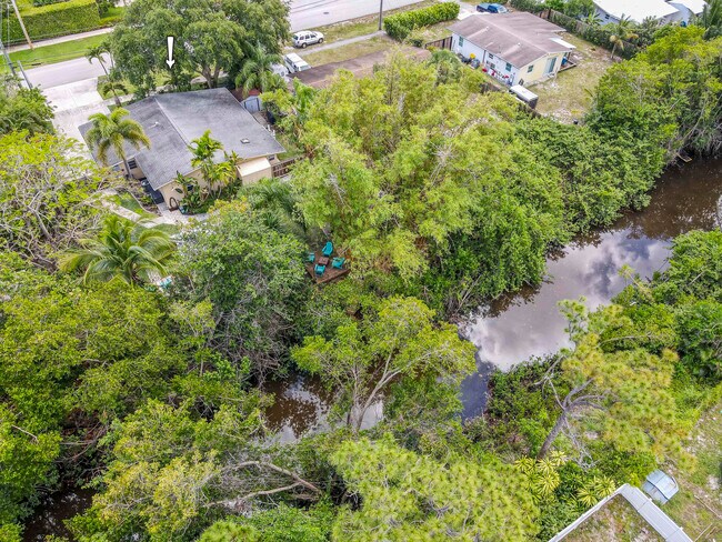 Building Photo - 404 S Caloosahatchee Ave