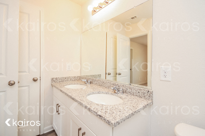 Building Photo - 15581 Briar Forest Dr
