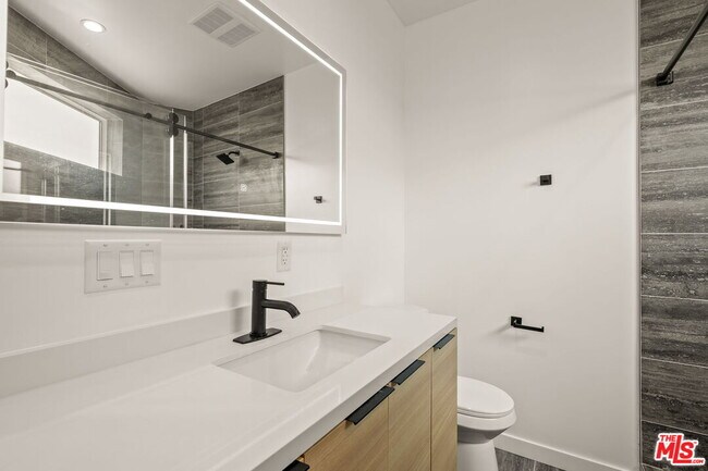 Building Photo - 257 S Park View St