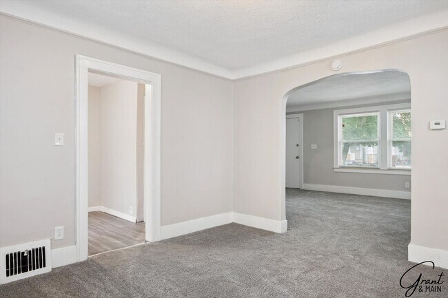 Building Photo - $1250 3 bedrooms
