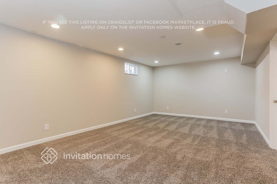 Building Photo - 1061 E 105th Pl