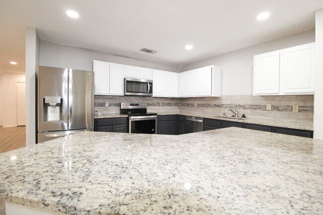 Building Photo - 14018 N Hills Village Dr
