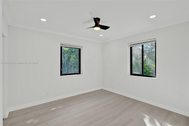 Building Photo - 11643 NE 11th Pl