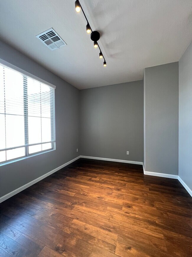 Building Photo - Gorgeous, upgraded home with a sparkling p...