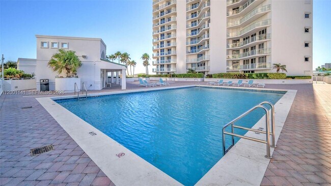 Building Photo - 16485 Collins Ave