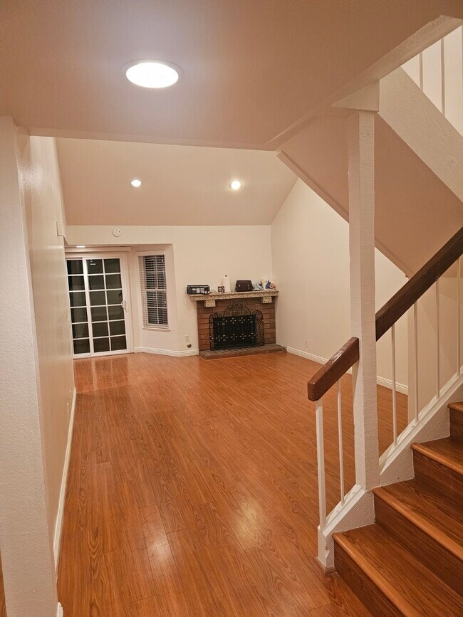 Building Photo - 25 Weepingwood