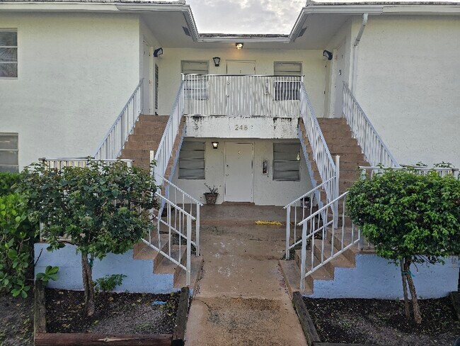 Building Photo - 212 SE 9th Ave