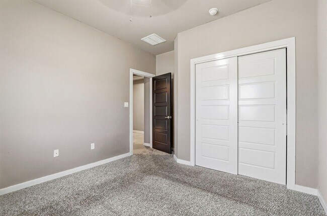 Building Photo - BEAUTIFUL FAR EAST HOME RIGHT OFF I-10, PET FRIENDLY WITH NO BREED RESTRICTIONS