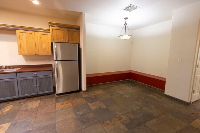 Building Photo - 1635 Spruce Ave
